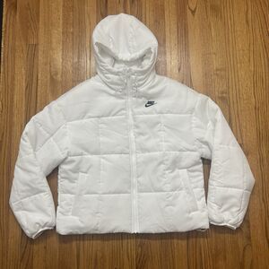 Nike Sportswear Women's Classic White Puffer Jacket - Size Medium (FB7672-100)